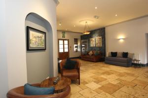 sala de estar con sofá, mesa y sillas en Gwesty Nanhoron Arms Hotel, en Nefyn