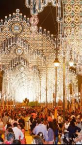 una grande folla di persone in una grande stanza con luci di Apartamento NUEVO JEREZ BAHIA a Jerez de la Frontera