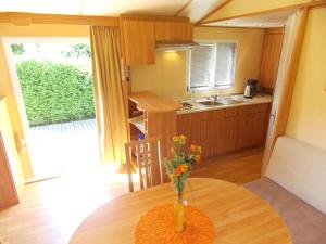 A kitchen or kitchenette at Holiday home Rozika