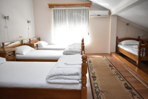 een kamer met 4 bedden en een raam bij Vidikovac-Berane in Berane