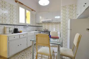 Η κουζίνα ή μικρή κουζίνα στο Entire House with garage, yard at Amfiali close to Piraeus Port