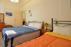 Säng eller sängar i ett rum på Entire House with garage, yard at Amfiali close to Piraeus Port