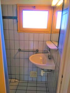 La salle de bains est pourvue d'un lavabo et d'une fenêtre. dans l'établissement Village Vacances Yaloer, à Villefranche-de-Panat