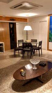 sala de estar con mesa y comedor en Apartamento com 3 Suites em Bairro nobre, próximo ao Centro de Eventos do Ceara en Fortaleza