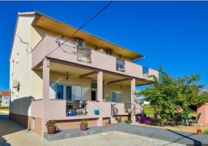 ビビニェにあるHoliday house Andrijaのバルコニー付きの白い大きな建物