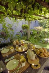 un tavolo con cibo e bevande e pane di Pensione Boschetto a Cevio