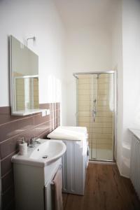 Koupelna v ubytování Casa Viorica + 24 fotografií