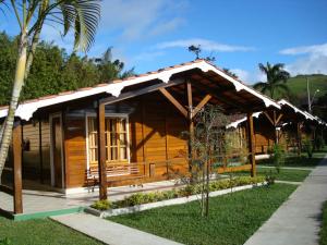 a small wooden cabin with a roof at Vale do Sonho Hotel in Guararema