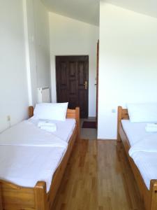 Łóżko lub łóżka w pokoju w obiekcie Guest House Jenić