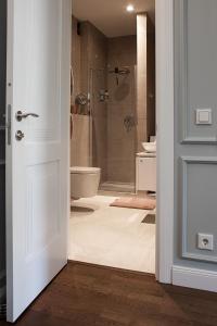a bathroom with a shower and a sink and a toilet at Altbauwohnung im Herzen von Karlsruhe in Karlsruhe