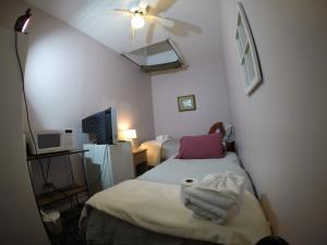 um quarto com uma cama e uma ventoinha de tecto em Saint Lawrence Residences and Suites em Toronto