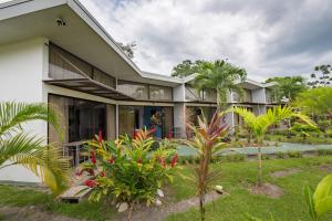 an exterior view of a house with plants at Hotel Secreto La Fortuna in Fortuna