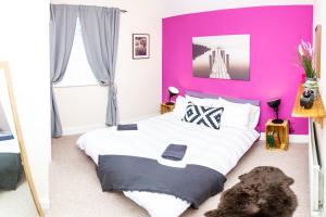 Postel nebo postele na pokoji v ubytování The Louis Armstrong- Modern 3 Bedroom Apartment, super close to the City Centre