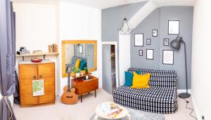 Posezení v ubytování The Louis Armstrong- Modern 3 Bedroom Apartment, super close to the City Centre