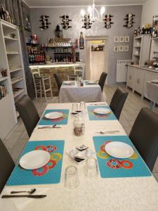 Tollo的住宿－Il Sogno，用餐室,配有带盘子和餐巾的桌子