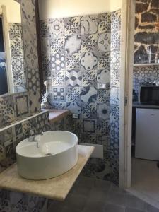 Koupelna v ubytování Sa Domo de Mannoi Su Catreathu + 75 fotografií