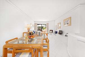 a living room with a table and chairs at Victory Village 10D in Quinta do Lago