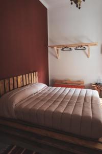 una camera con letto e testiera in legno di B&B Napoli Ruck&Maul a Napoli