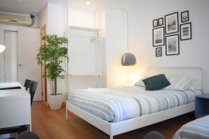 a white bedroom with a bed and a desk at El Portazgo Restaurante Hostal La Cisterniga in La Cistérniga +103 photos
