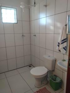 uma casa de banho branca com um WC e um lavatório em Linda vista em são josé da barra em Elisiário Lemos