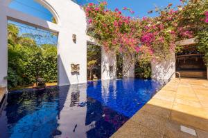 a swimming pool in the middle of a house with flowers at Casa Harb Hotel Boutique in San Andrés