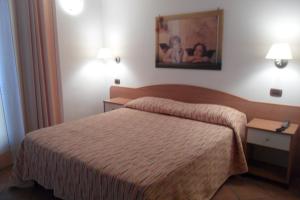 um quarto de hotel com uma cama e uma fotografia na parede em Il Rustico em Grammichele