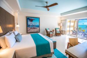 En eller flere senge i et værelse på Wyndham Alltra Playa del Carmen Adults Only All Inclusive