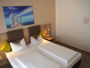 Postel nebo postele na pokoji v ubytování Gasthof Hotel Esterer