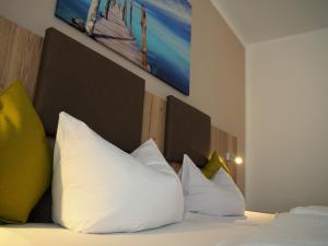 Postel nebo postele na pokoji v ubytování Gasthof Hotel Esterer