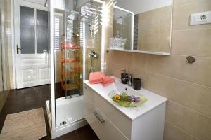 Koupelna v ubytování Four modern apartment's at antique Villa, Castropola 8, Pula, City Center