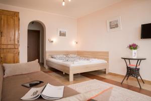 ソゾポルにあるSozopol Seaside Apartmentのベッドルーム1室(ベッド1台、ソファ、テーブル付)