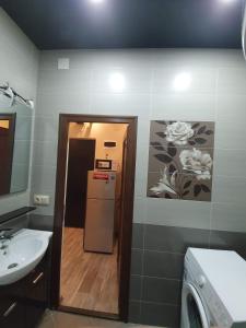 La salle de bains est pourvue d'un lavabo, d'un lave-linge et d'un sèche-linge. dans l'établissement Old Batumi, à Batoumi