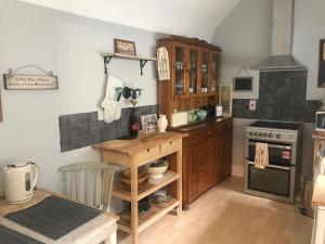 O bucătărie sau chicinetă la BEAUTIFUL TERRACE COTTAGE HOME, 3 BEDROOM HOUSE near Alton Towers, LEEK Centre, Peak District on doorstep