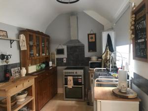 Gallery image of BEAUTIFUL TERRACE COTTAGE HOME, 3 BEDROOM HOUSE near Alton Towers, LEEK Centre, Peak District on doorstep in Leek