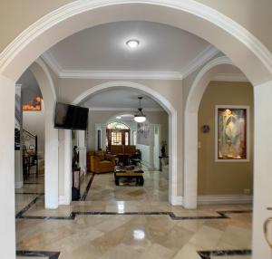 an archway leading into a living room with a couch at Cesar's House Guayaquil Home Rental in Guayaquil