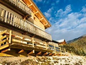 un bâtiment en bois sur le côté d'une montagne dans l'établissement Chalet Eterlou, à Mégevette