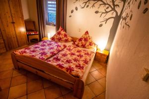 Postel nebo postele na pokoji v ubytování Ferienwohnung am Eifelsteig Vulkaneifel-Auszeit
