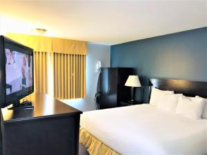 Postel nebo postele na pokoji v ubytování Days Inn by Wyndham Kamloops BC