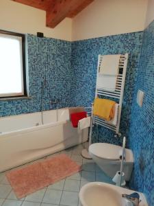 a bathroom with a tub and a toilet and a sink at Appartamento via Giorgio Canale 72 in Chiavari