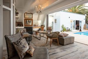 Imagen de la galería de SALT Boutique Guesthouse by CURIOCITY, en Bloubergstrand