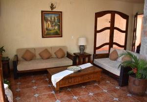 een woonkamer met een bank en een salontafel bij Casa Grande in Zacatlán