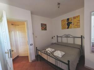 Ένα ή περισσότερα κρεβάτια σε δωμάτιο στο Visit Cagliari - Suite Panoramic on Cagliari skyline & Poetto Beach