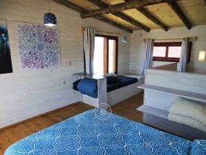 Habitación con cama y sofá en una habitación en Casas Sadhana en Punta del Diablo