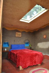 En eller flere senge i et værelse på Temazcal Casa de Barro