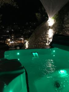 Bazén v ubytování PortaDelMare deluxe suites nebo v jeho okolí