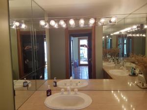 ein Badezimmer mit 3 Waschbecken und einem großen Spiegel in der Unterkunft Superior in Chicago