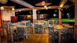 Hotel Terra Tacuara tesisinde bir restoran veya yemek mekanı