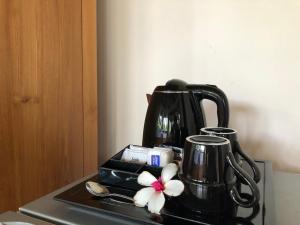 Coffee at tea making facilities sa Nirarta Center For Living Awareness