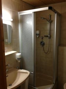 塔倫茨的住宿－太陽賓館，带淋浴和盥洗盆的浴室
