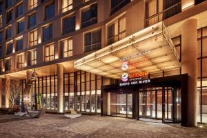 金浦Ramada Encore by Wyndham Gimpo Han River Hotel的一座前面有招牌的大楼